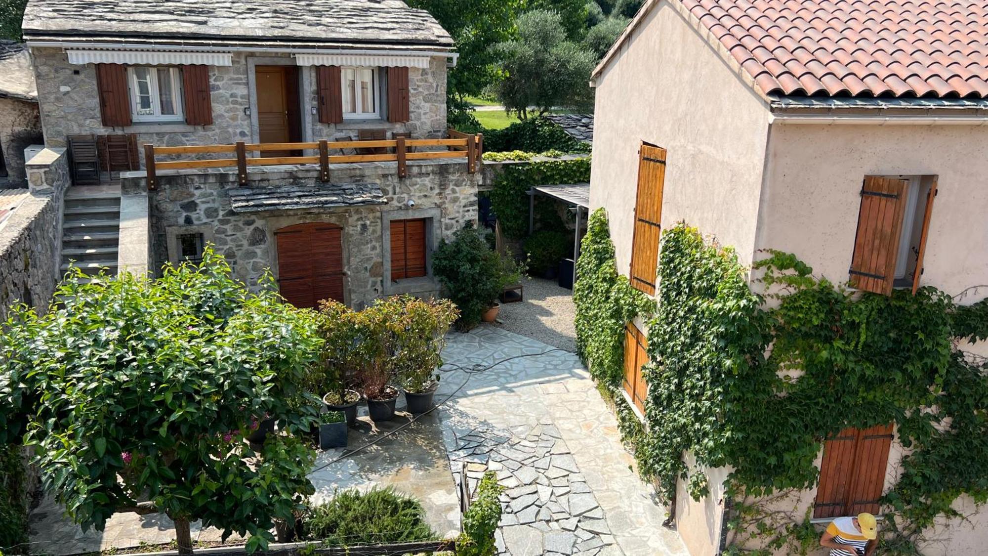 A MANDRIA, appartements avec cuisine 30m2, patio, vue Montagnes et citadelle, 5 minutes à pied du centre ville et des rivières Corte  Esterno foto